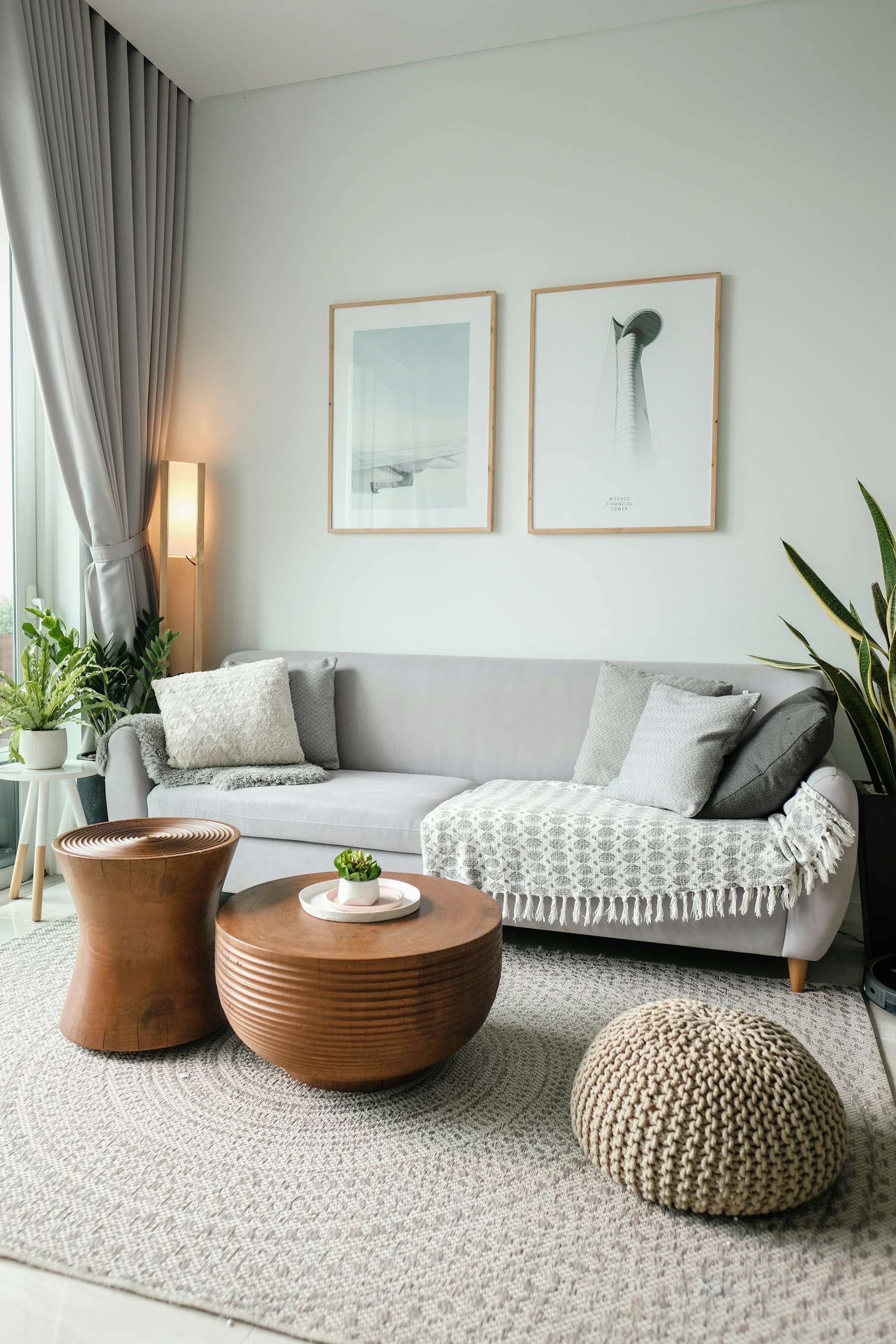 Rincón de salón con sofá claro, madera y plantas, imagen de inspiración